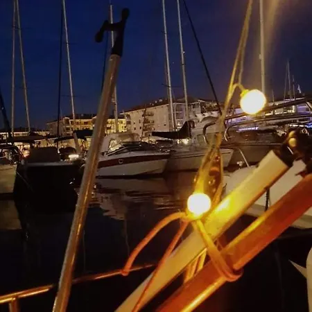 Hotel en barco Jolis Voiliers De 6m Pour Expérience Insolite Sur Port Et Port Santa Lucia St Raphael *
