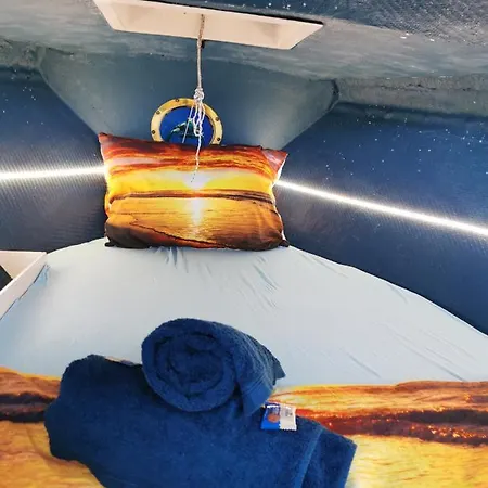 Botel Jolis Voiliers De 6m Pour Experience Insolite Sur Port Et Port Santa Lucia St Raphael