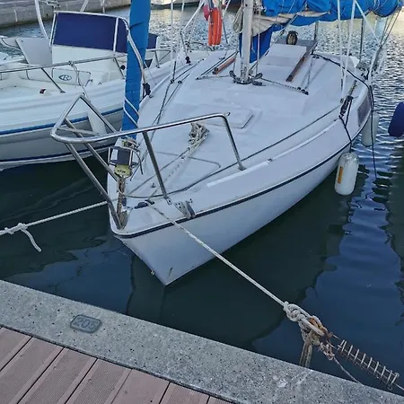 Jolis Voiliers De 6m Pour Expérience Insolite Sur Port Et Port Santa Lucia St Raphael Hotel en barco *