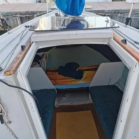 Jolis Voiliers De 6m Pour Experience Insolite Sur Port Et Port Santa Lucia St Raphael Botel