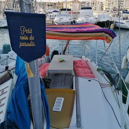Jolis Voiliers De 6m Pour Expérience Insolite Sur Port Et Port Santa Lucia St Raphael Hotel en barco