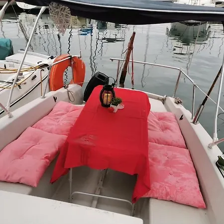 Jolis Voiliers De 6m Pour Experience Insolite Sur Port Et Port Santa Lucia St Raphael *