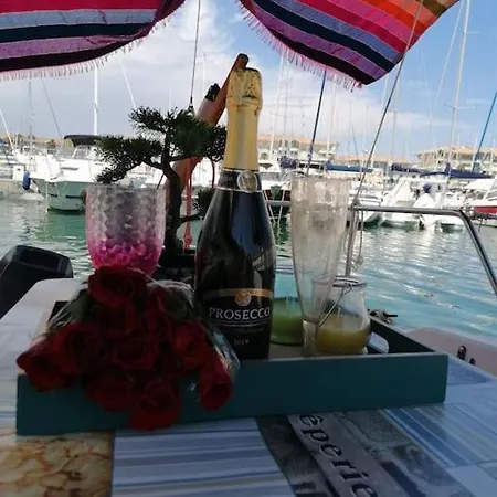 Botel Jolis Voiliers De 6m Pour Experience Insolite Sur Port Et Port Santa Lucia St Raphael *