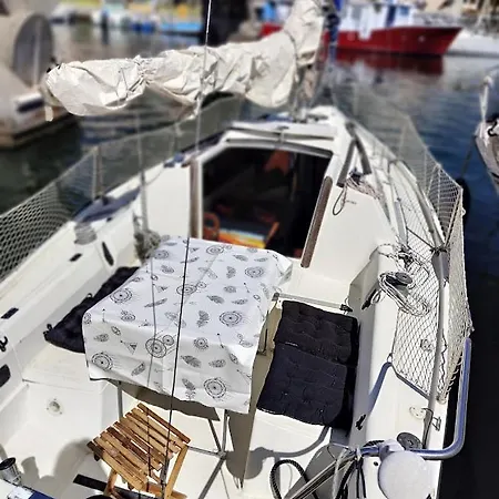 Jolis Voiliers De 6m Pour Experience Insolite Sur Port Et Port Santa Lucia St Raphael Botel *