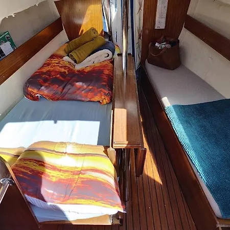Jolis Voiliers De 6m Pour Expérience Insolite Sur Port Et Port Santa Lucia St Raphael