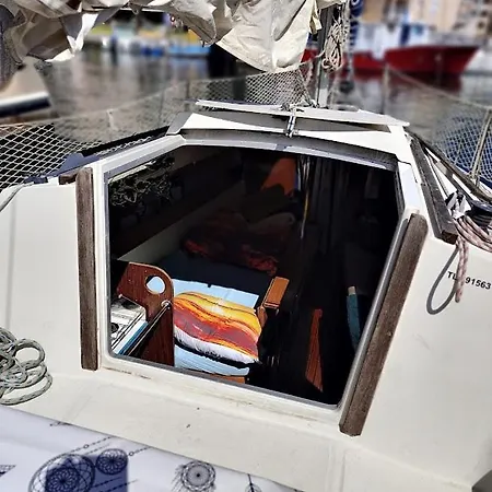 Jolis Voiliers De 6m Pour Expérience Insolite Sur Port Et Port Santa Lucia St Raphael