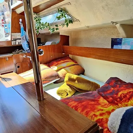 Botel Jolis Voiliers De 6m Pour Experience Insolite Sur Port Et Port Santa Lucia St Raphael Frejus