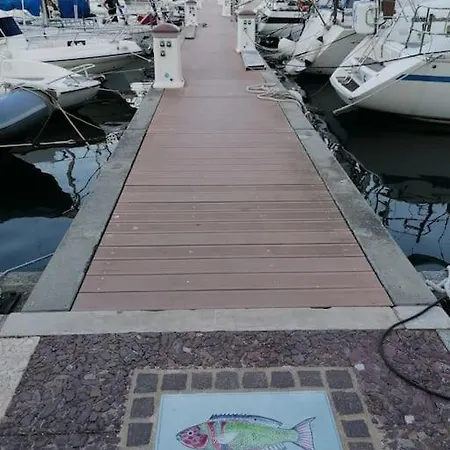 Jolis Voiliers De 6m Pour Expérience Insolite Sur Port Et Port Santa Lucia St Raphael *