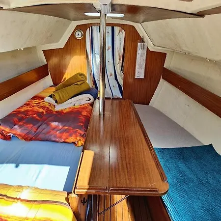Jolis Voiliers De 6m Pour Experience Insolite Sur Port Et Port Santa Lucia St Raphael Botel *
