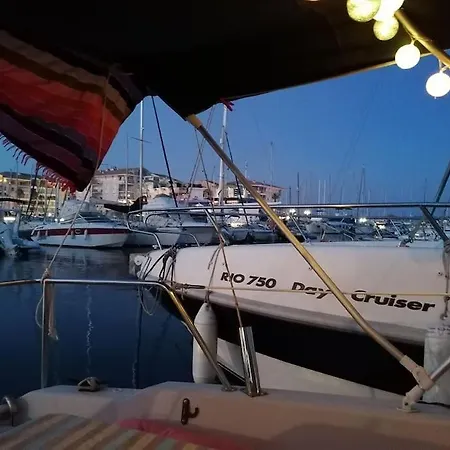 Jolis Voiliers De 6m Pour Expérience Insolite Sur Port Et Port Santa Lucia St Raphael Hotel en barco *
