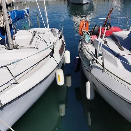 Jolis Voiliers De 6m Pour Experience Insolite Sur Port Et Port Santa Lucia St Raphael Botel