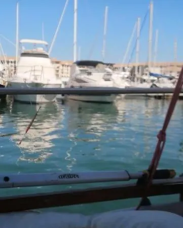 Botel Jolis Voiliers De 6m Pour Experience Insolite Sur Port Et Port Santa Lucia St Raphael