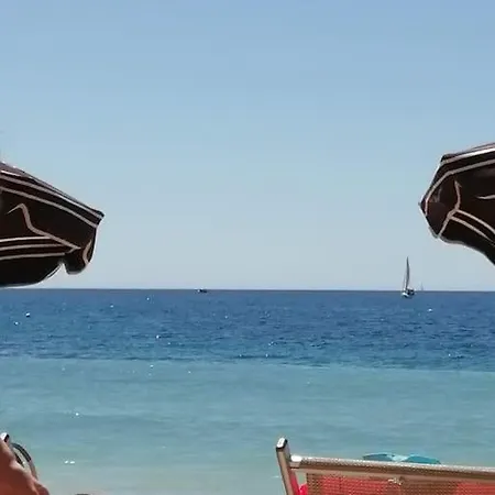 Jolis Voiliers De 6m Pour Expérience Insolite Sur Port Et Port Santa Lucia St Raphael Hotel en barco