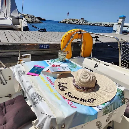 Jolis Voiliers De 6m Pour Experience Insolite Sur Port Et Port Santa Lucia St Raphael Botel