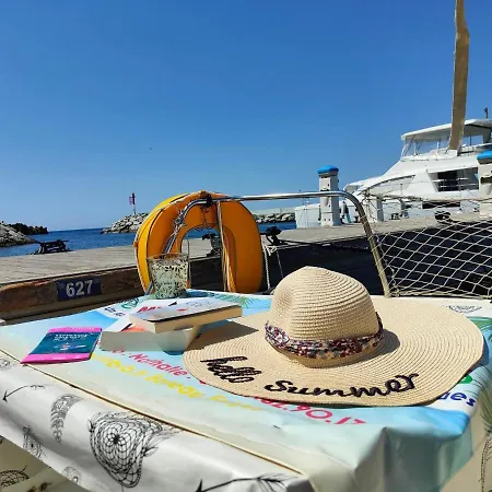 Jolis Voiliers De 6m Pour Expérience Insolite Sur Port Et Port Santa Lucia St Raphael Hotel en barco *